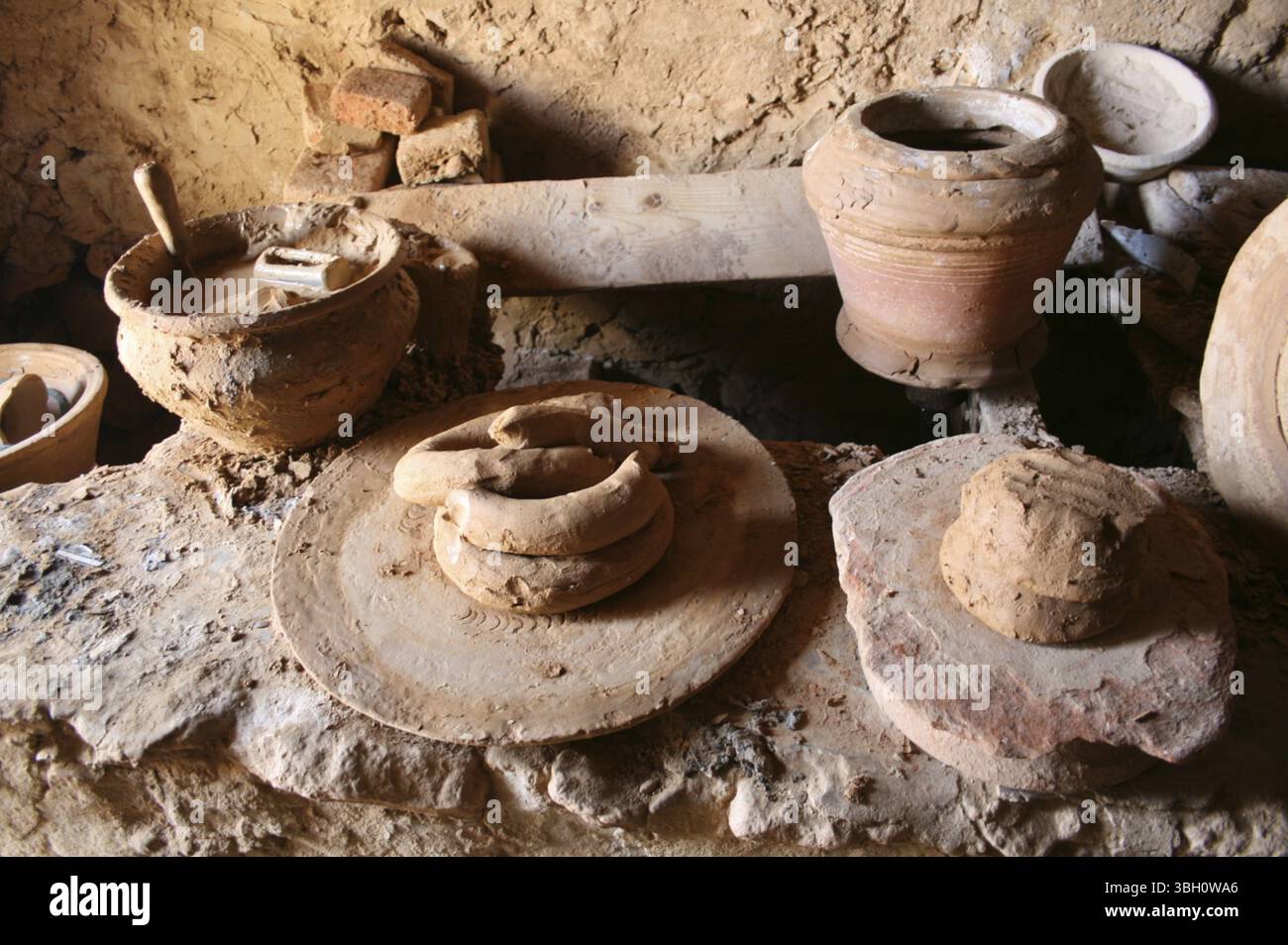 Divers articles de poterie non finis et poussiéreux sont placés sur une étagère en bois rustique, Tunisie, Afrique Banque D'Images