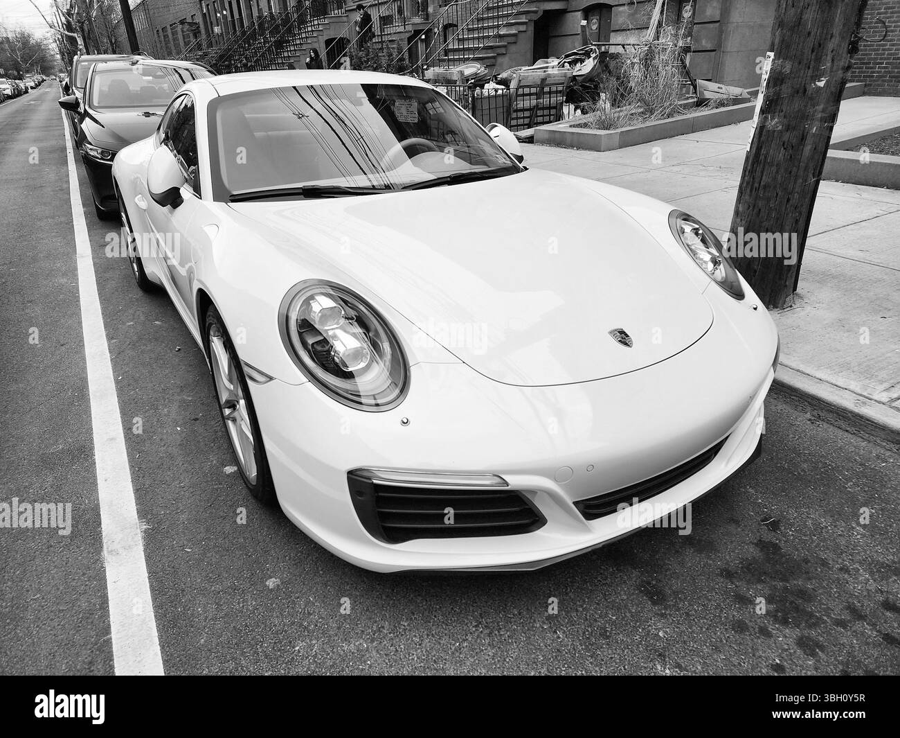New York City, États-Unis - 10 février 2024 : Porsche 911 voiture blanche parker extérieur, vue d'angle. Banque D'Images