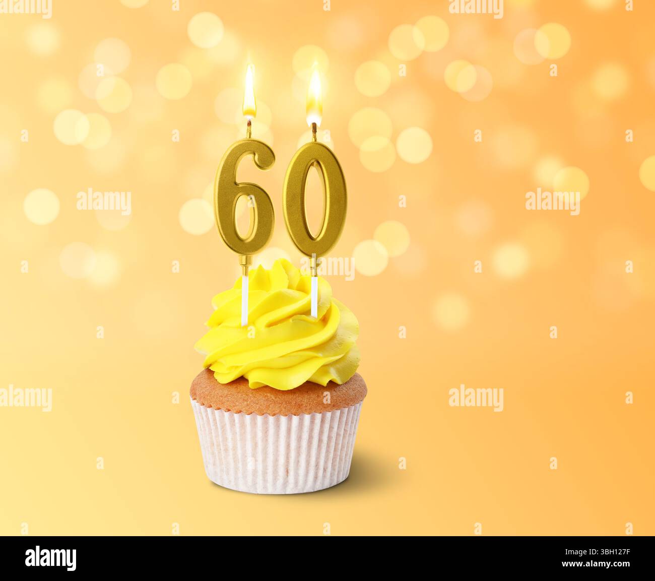 Délicieux cupcake avec des bougies en forme de nombre brûlant sur fond dégradé de couleur avec des lumières floues. 60e anniversaire ou autre occasion spéciale Banque D'Images
