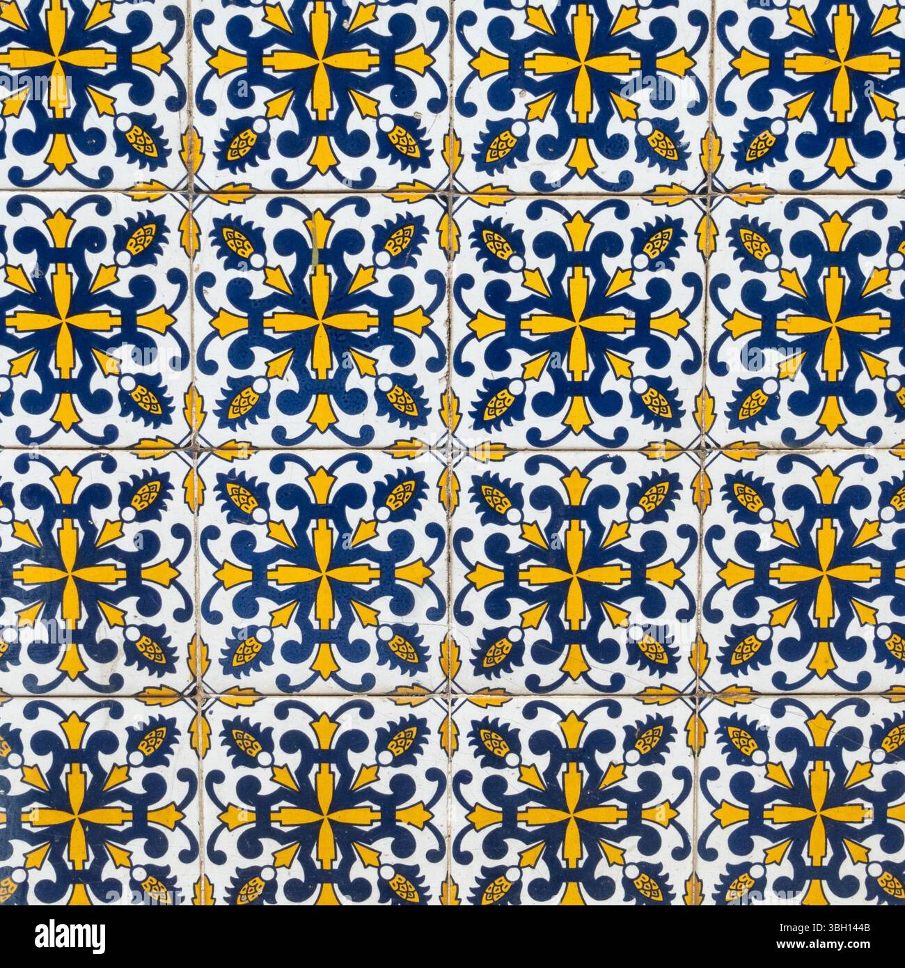 Carreaux de céramique à motifs jaunes, bleus et blancs sur un bâtiment à Porto, Portugal Banque D'Images