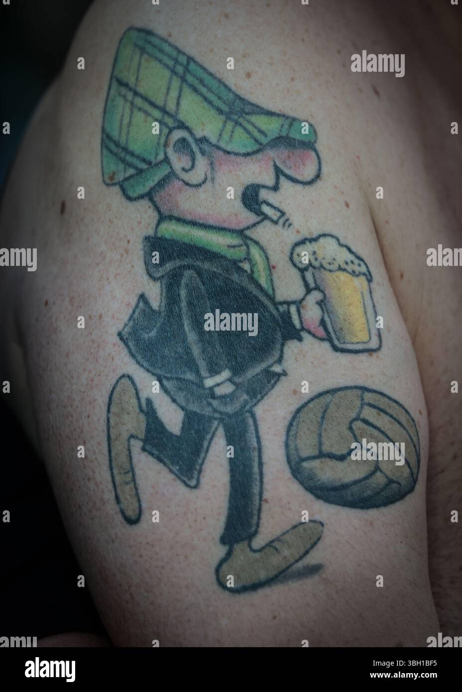 Wroclaw, Pologne. 28 mai 2025. Un vrai fan de Betis arborant un tatouage sur le thème du football d'Andy Capp, le personnage de dessin animé créé par l'artiste Reg Smythe avant le match final de la Real Betis vs Chelsea UEFA Conference League au Stadion Wroclaw, Wroclaw. Le crédit photo devrait se lire : Jonathan Moscrop/Sportimage crédit : Sportimage Ltd/Alamy Live News Banque D'Images