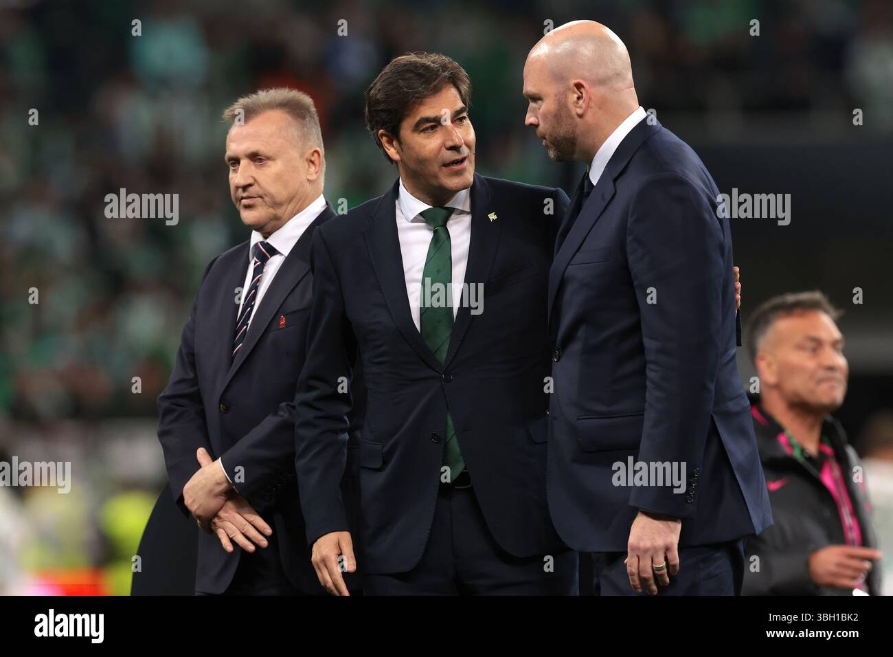 Wroclaw, Pologne. 28 mai 2025. Cezary Kulesza, représentant de l'Association polonaise de football, regarde Angel Haro, président du Real Betis, discute avec Jason Gannon, PDG du Chelsea FC, après le match final de la Ligue des conférences Real Betis vs Chelsea UEFA au Stadion Wroclaw, Wroclaw. Le crédit photo devrait se lire : Jonathan Moscrop/Sportimage crédit : Sportimage Ltd/Alamy Live News Banque D'Images