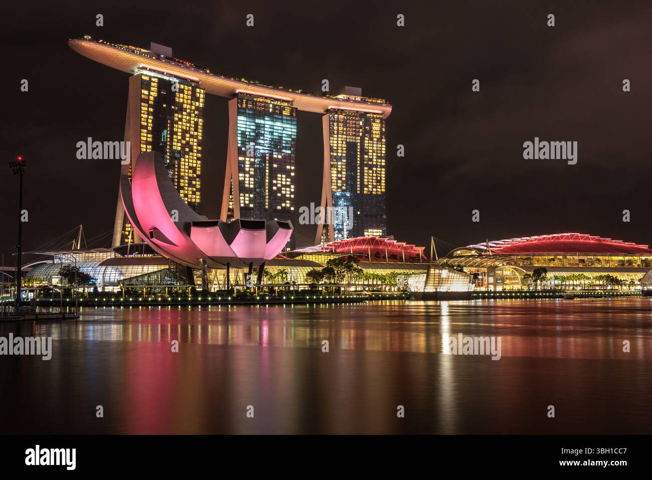 Sable de la baie de Marina de Singapour illuminé la nuit Banque D'Images