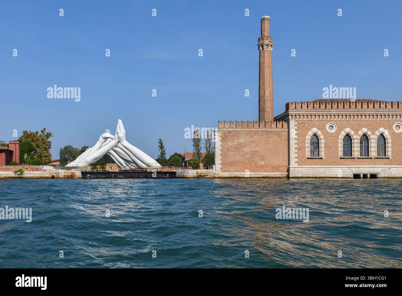 Sculpture monumentale 'Building Bridges' (2019) de Lorenzo Quinn à l'Arsenal vénitien, un complexe d'anciens chantiers navals, Venise, Vénétie, Italie Banque D'Images