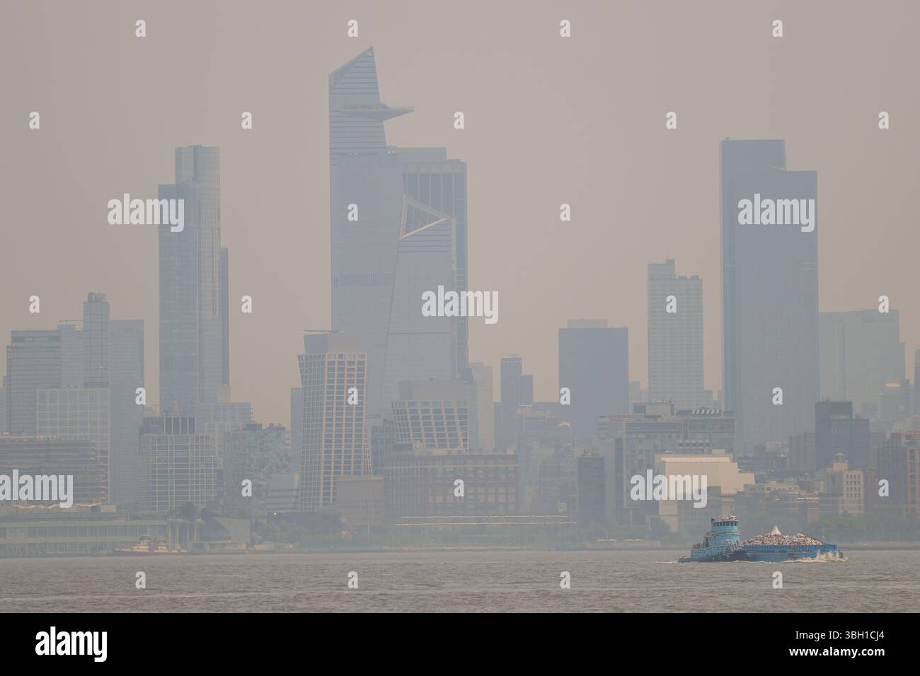 New York, États-Unis . 06 juin 2025. Vue de Manhattan Island à New York aux États-Unis ce vendredi 6 juin 2025. Un avis de santé sur la qualité de l'air a été émis pour New York et la région des trois États en raison des niveaux élevés d'ozone, a annoncé le National Weather Service le 5 juin 2025 aux États-Unis. L'indice de qualité de l'air (IQA) devrait atteindre 101-150, ce qui est considéré comme « malsain pour les groupes sensibles », selon Notify NYC on X. crédit : Brazil photo Press/Alamy Live News Banque D'Images