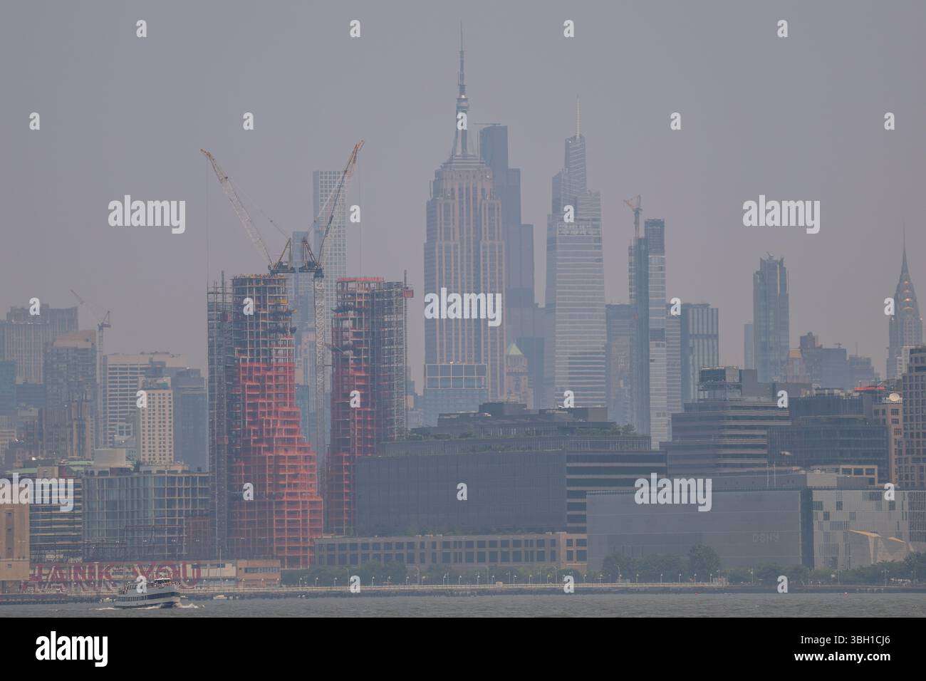 New York, États-Unis . 06 juin 2025. Vue de Manhattan Island à New York aux États-Unis ce vendredi 6 juin 2025. Un avis de santé sur la qualité de l'air a été émis pour New York et la région des trois États en raison des niveaux élevés d'ozone, a annoncé le National Weather Service le 5 juin 2025 aux États-Unis. L'indice de qualité de l'air (IQA) devrait atteindre 101-150, ce qui est considéré comme « malsain pour les groupes sensibles », selon Notify NYC on X. crédit : Brazil photo Press/Alamy Live News Banque D'Images