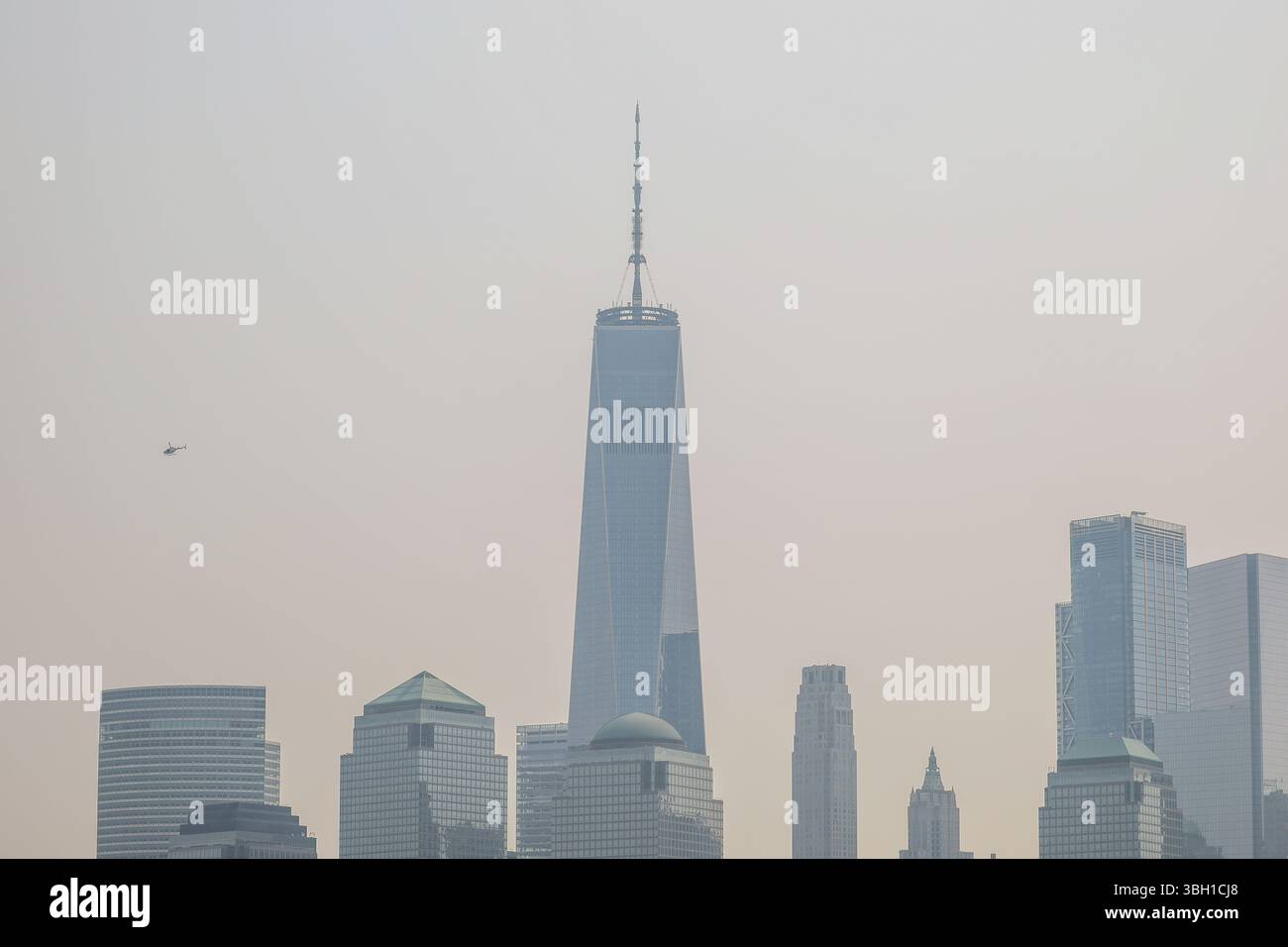 New York, États-Unis . 06 juin 2025. Vue de Manhattan Island à New York aux États-Unis ce vendredi 6 juin 2025. Un avis de santé sur la qualité de l'air a été émis pour New York et la région des trois États en raison des niveaux élevés d'ozone, a annoncé le National Weather Service le 5 juin 2025 aux États-Unis. L'indice de qualité de l'air (IQA) devrait atteindre 101-150, ce qui est considéré comme « malsain pour les groupes sensibles », selon Notify NYC on X. crédit : Brazil photo Press/Alamy Live News Banque D'Images
