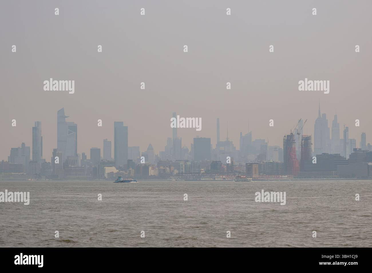 New York, États-Unis . 06 juin 2025. Vue de Manhattan Island à New York aux États-Unis ce vendredi 6 juin 2025. Un avis de santé sur la qualité de l'air a été émis pour New York et la région des trois États en raison des niveaux élevés d'ozone, a annoncé le National Weather Service le 5 juin 2025 aux États-Unis. L'indice de qualité de l'air (IQA) devrait atteindre 101-150, ce qui est considéré comme « malsain pour les groupes sensibles », selon Notify NYC on X. crédit : Brazil photo Press/Alamy Live News Banque D'Images