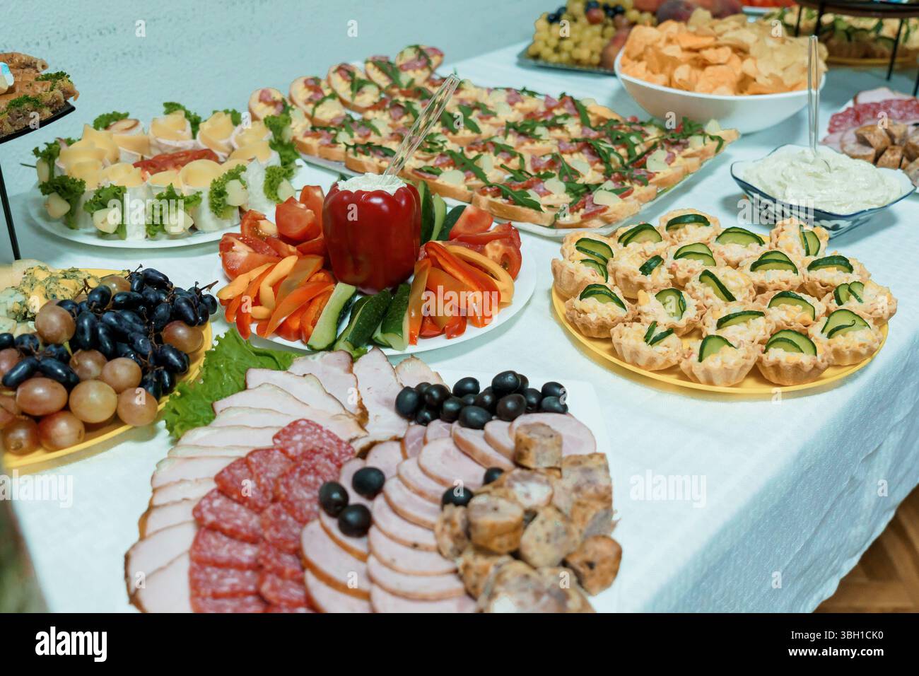 Un vaste assortiment de délicieux hors-d'œuvre, y compris de la charcuterie, des fromages, des fruits frais, des collations de légumes, et des mets délicats arrangés Beaut Banque D'Images