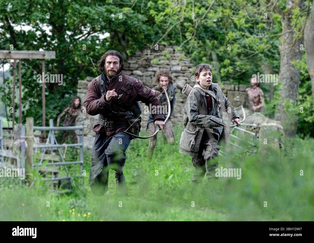 28 ans plus tard (2025) réalisé par Danny Boyle et mettant en vedette Jack O’Connell et Aaron Taylor-Johnson. Les survivants du virus de la rage vivent sur une île en quarantaine, mais une mission dangereuse sur le continent révèle de nouvelles horreurs et de nouveaux secrets dans ce thriller post-apocalyptique captivant. Photographie publicitaire À USAGE ÉDITORIAL EXCLUSIF. Crédit : BFA / Miya Mizuno / Sony Pictures Banque D'Images