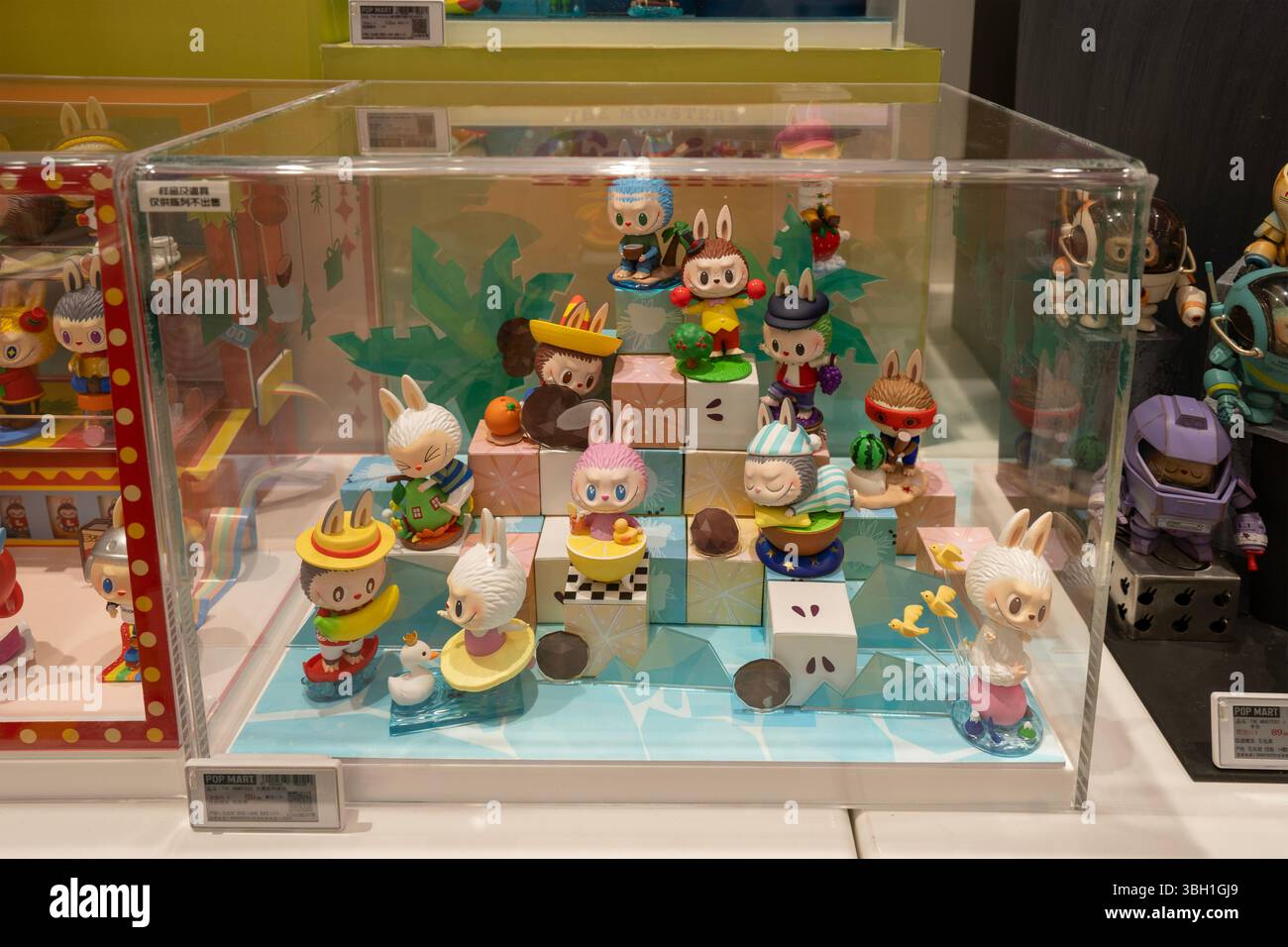 La série Labubu 'The Monsters fruits' est exposée dans un magasin POP MART à Pékin, en Chine, le 24 juillet 2023. Banque D'Images