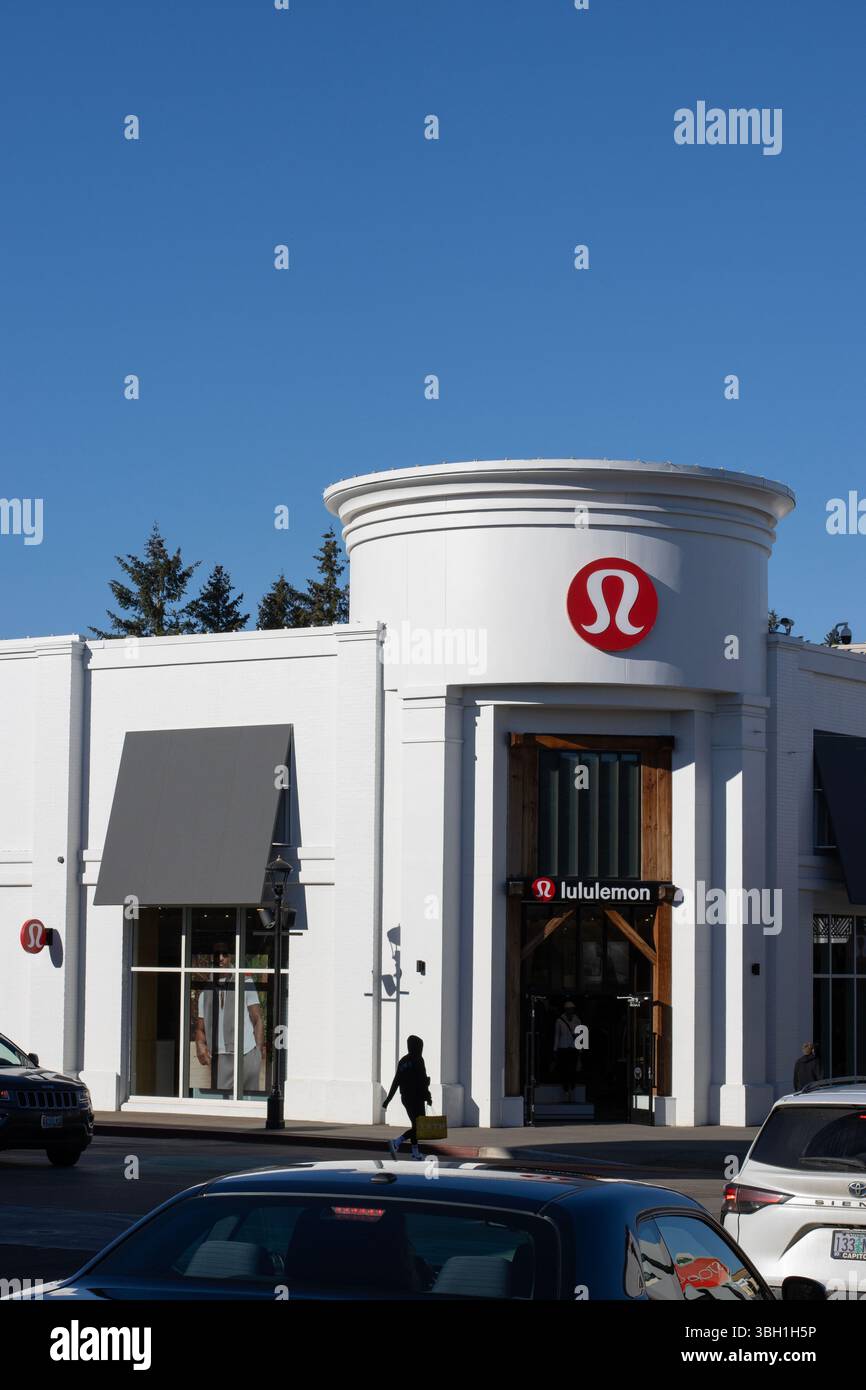 Vue de face du magasin Lululemon à Bridgeport Village à Tigard, Oregon. Lululemon est une multinationale canadienne de vente au détail de vêtements de sport. Banque D'Images