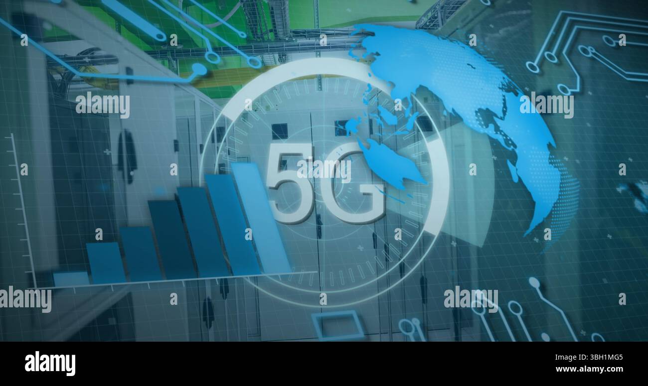 Image de la bannière de texte 5g, globe tournant et traitement de données contre la salle de serveur informatique Banque D'Images
