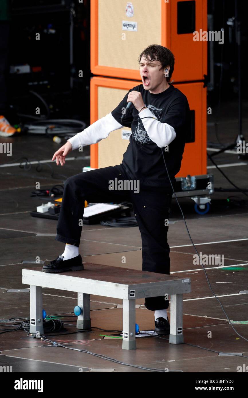 Sänger Bryan Garris von der Band Knocked Loose BEI Rock am Ring RAR 2025 am Nürburgring. DAS Festival feiert in diesem Jahr seinen 40. Geburtstag. 100 groupes und Künstler stehen auf vier stages. Nürburg, 06.06.2025 Deutschland DEU *** chanteur Bryan Garris du groupe Knocked Loose au Rock am Ring RAR 2025 au Nürburgring le festival fête ses 40 ans cette année 100 groupes et artistes se produiront sur quatre scènes Nürburg, 06 06 2025 Allemagne DEU Copyright : xChristophxHardtx Banque D'Images