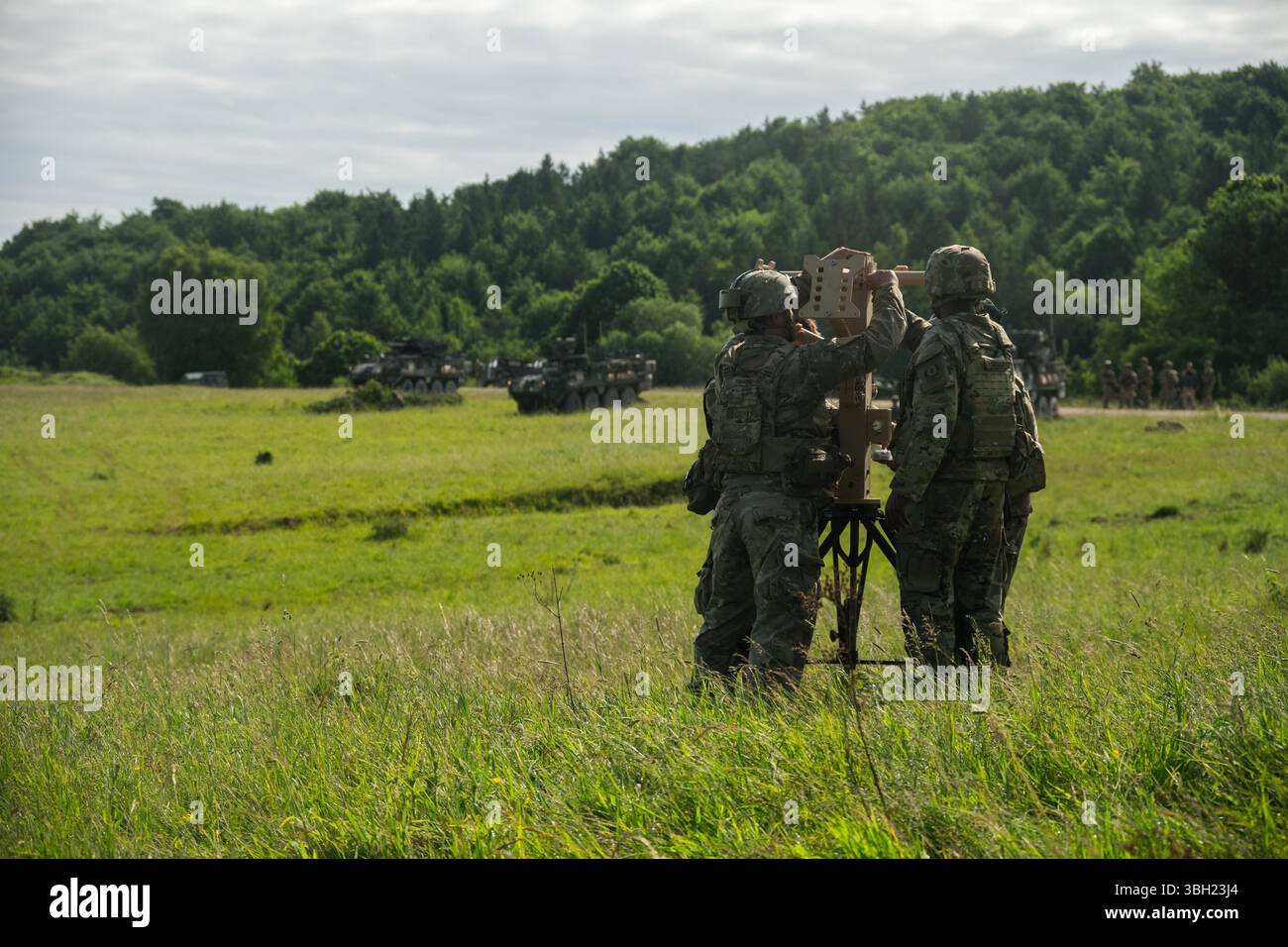 Les soldats américains affectés au 3e escadron du 2e régiment de cavalerie établissent le radar cognitif EchoShield pendant le projet Flytrap au joint multinational Readiness Center, zone d'entraînement de Hohenfels, Hohenfels, Allemagne, 6 juin, 2025. le radar à moyenne portée a détecté les fréquences des systèmes aériens sans pilote et fourni aux soldats des forces terrestres des données de localisation en temps réel sur leurs dispositifs d'utilisateur final. (Photo de l'armée américaine par le SPC Elijah Magaña) Banque D'Images