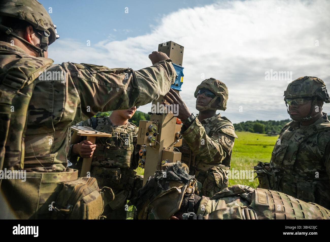 Les soldats américains affectés au 3e escadron du 2e régiment de cavalerie établissent le radar cognitif EchoShield pendant le projet Flytrap au joint multinational Readiness Center, zone d'entraînement de Hohenfels, Hohenfels, Allemagne, 6 juin, 2025. le radar à moyenne portée a détecté les fréquences des systèmes aériens sans pilote et fourni aux soldats des forces terrestres des données de localisation en temps réel sur leurs dispositifs d'utilisateur final. (Photo de l'armée américaine par le SPC Elijah Magaña) Banque D'Images