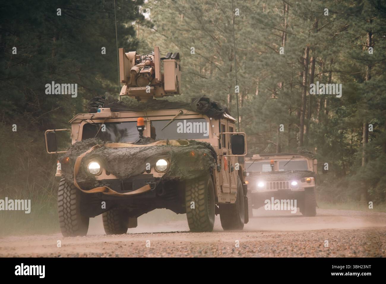 Convoi de véhicules à roues polyvalents à haute mobilité de la Garde nationale de l'Iowa (HMMWV) vers des champs de tir réel pendant la rotation 25-08 du joint Readiness Training Center (JRTC) à Fort Johnson, La., le 6 juin 2025. Leçons apprises au JRTC sur les tactiques, techniques et procédures de l'unité SHAPE avant les déploiements dans le monde réel. (Photo de la Garde nationale de l'armée américaine par le SPC Armani Wilson) Banque D'Images