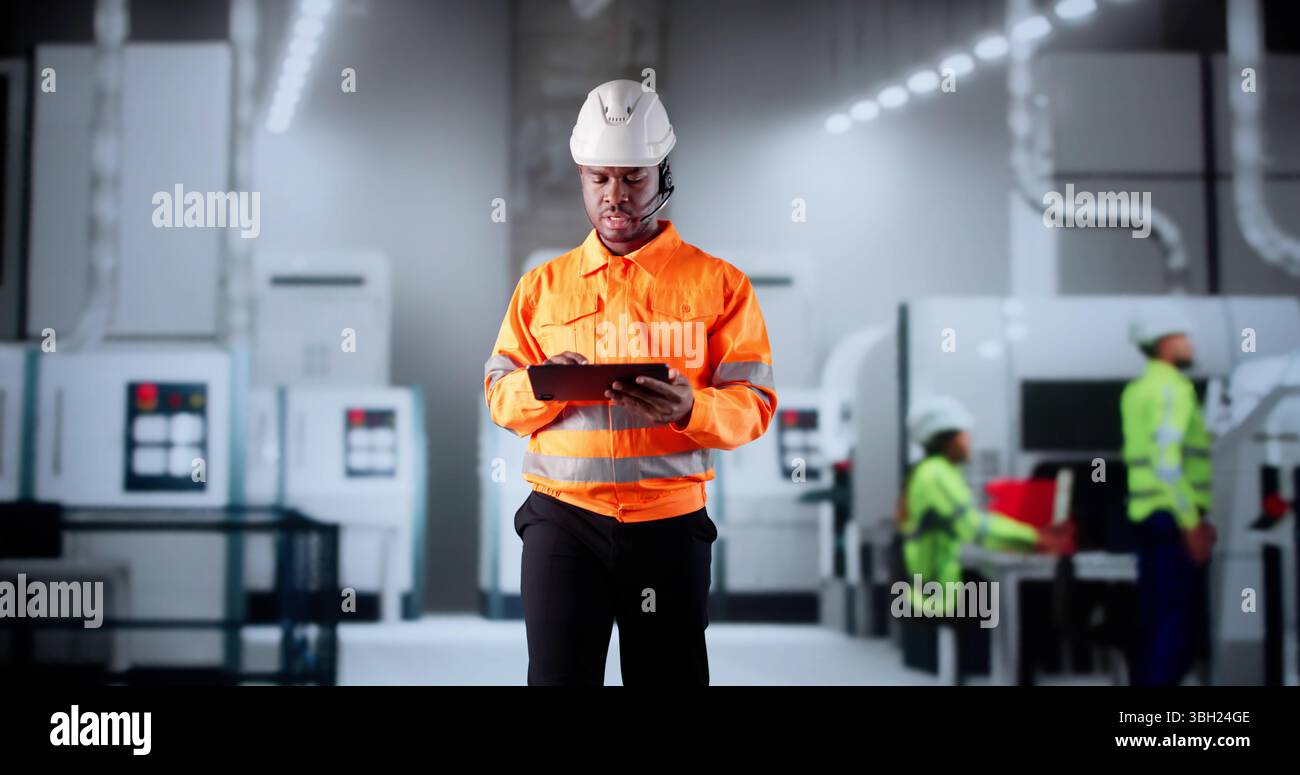 Technicien de contrôle qualité inspectant les semi-conducteurs avec ordinateur portable en usine Banque D'Images Technicien de contrôle qualité inspectant les semi-conducteurs avec ordinateur portable en usine Banque D'Images