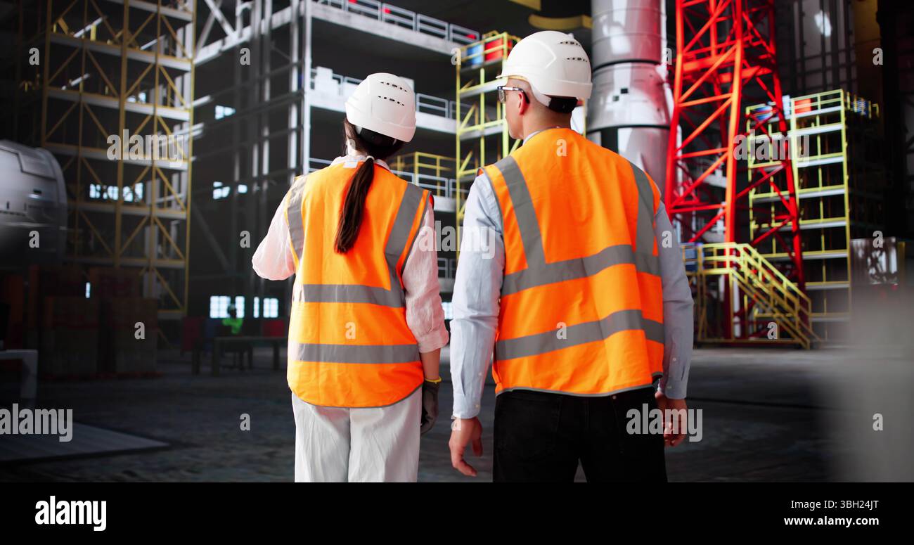 Équipe d'ingénieurs travaillant ensemble pour concevoir et construire des fusées à l'usine Banque D'Images Équipe d'ingénieurs travaillant ensemble pour concevoir et construire des fusées à l'usine Banque D'Images