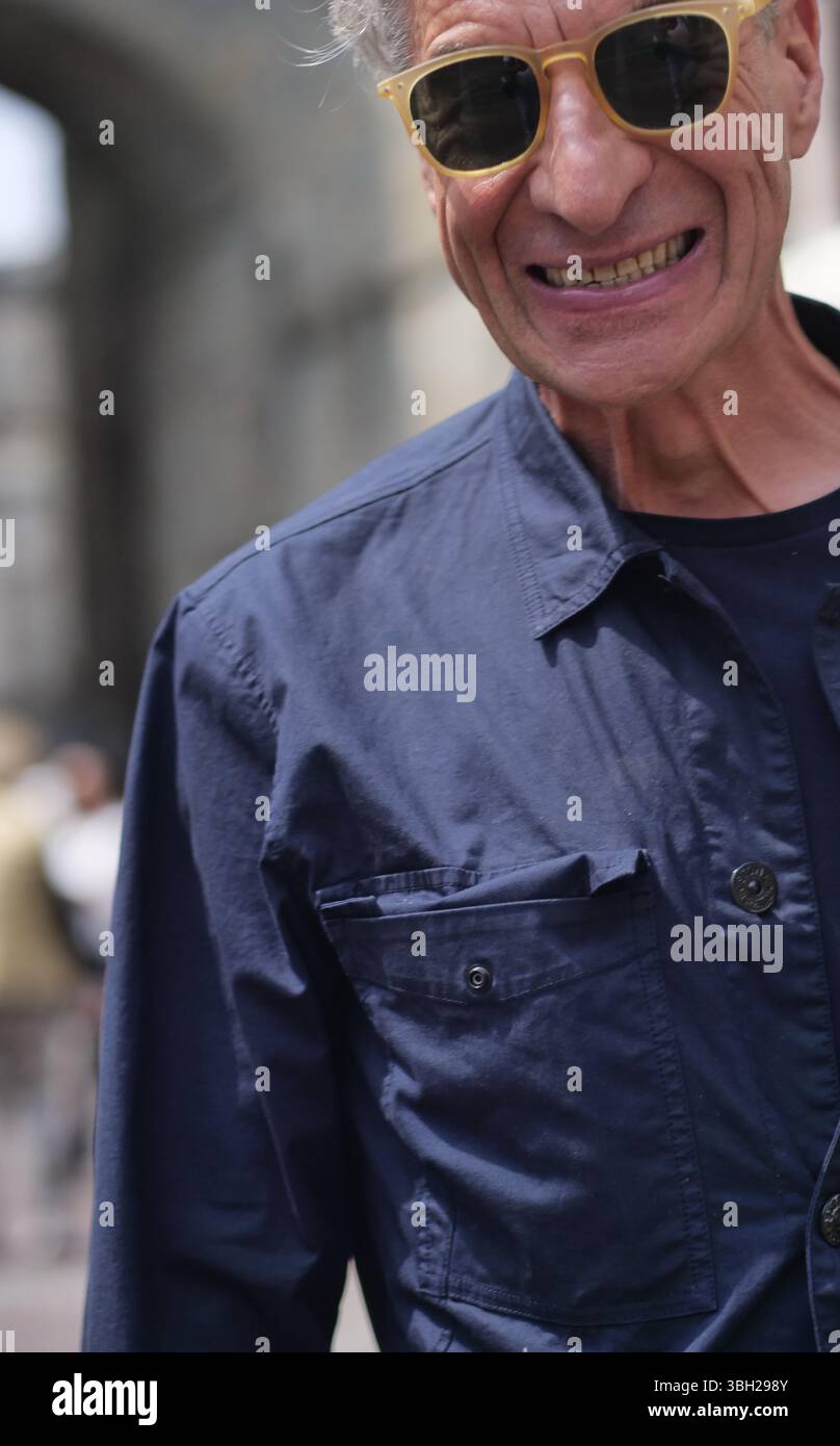 Le célèbre sculpteur Maurizio Cattelan se promène dans les rues de Bergame Alta après la présentation à la presse de son exposition intitulée « saisons » Banque D'Images