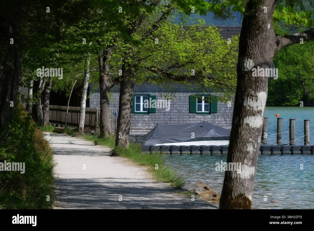 Ausflug nach Strobl am Wolfgangsee, fotografiert am 29.04.25. DAS Bild zeigt ein Bootshaus am Bürglstein-Panoramarundweg in Strobl 2025 - Ausflug nach Strobl am Wolfgangsee, AM 29.04.25 *** excursion à Strobl am Wolfgangsee, photographiée le 29 04 25 la photo montre un hangar à bateaux sur la route circulaire panoramique de Bürglstein à Strobl 2025 excursion à Strobl am Wolfgangsee, le 29 04 25 Banque D'Images