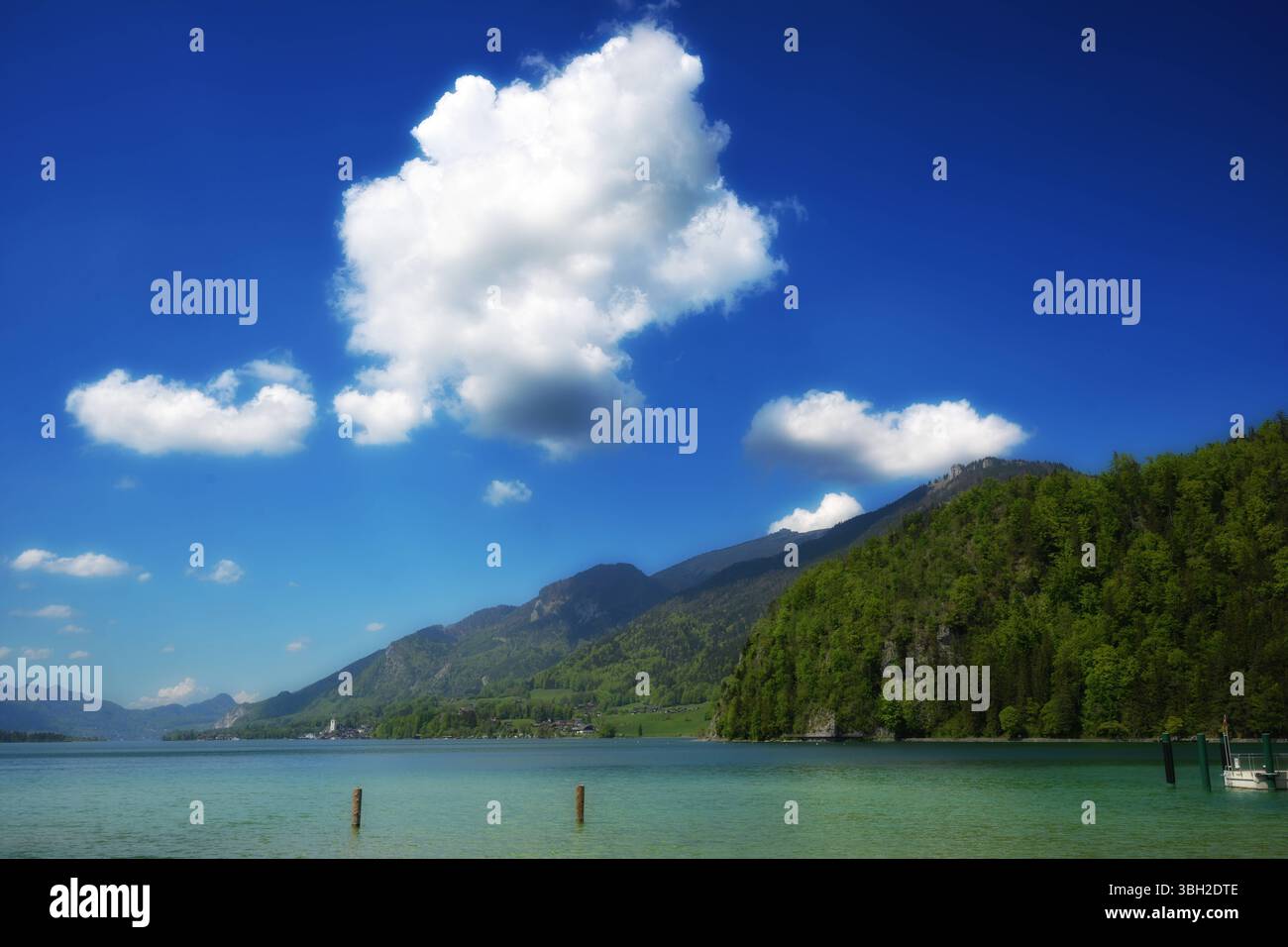 Ausflug nach Strobl am Wolfgangsee, fotografiert am 29.04.25. DAS Bild zeigt einen Blick vom Seeufer in Strobl über den See Richtung St Wolfgang und formés Gilgen 2025 - Ausflug nach Strobl am Wolfgangsee, AM 29.04.25 *** excursion à Strobl am Wolfgangsee, photographiée le 29 04 25 L'image montre une vue depuis le bord du lac à Strobl de l'autre côté du lac vers St Wolfgang et St Gilgen 2025 excursion à Strobl am Wolfgangsee, le 29 04 25 Banque D'Images