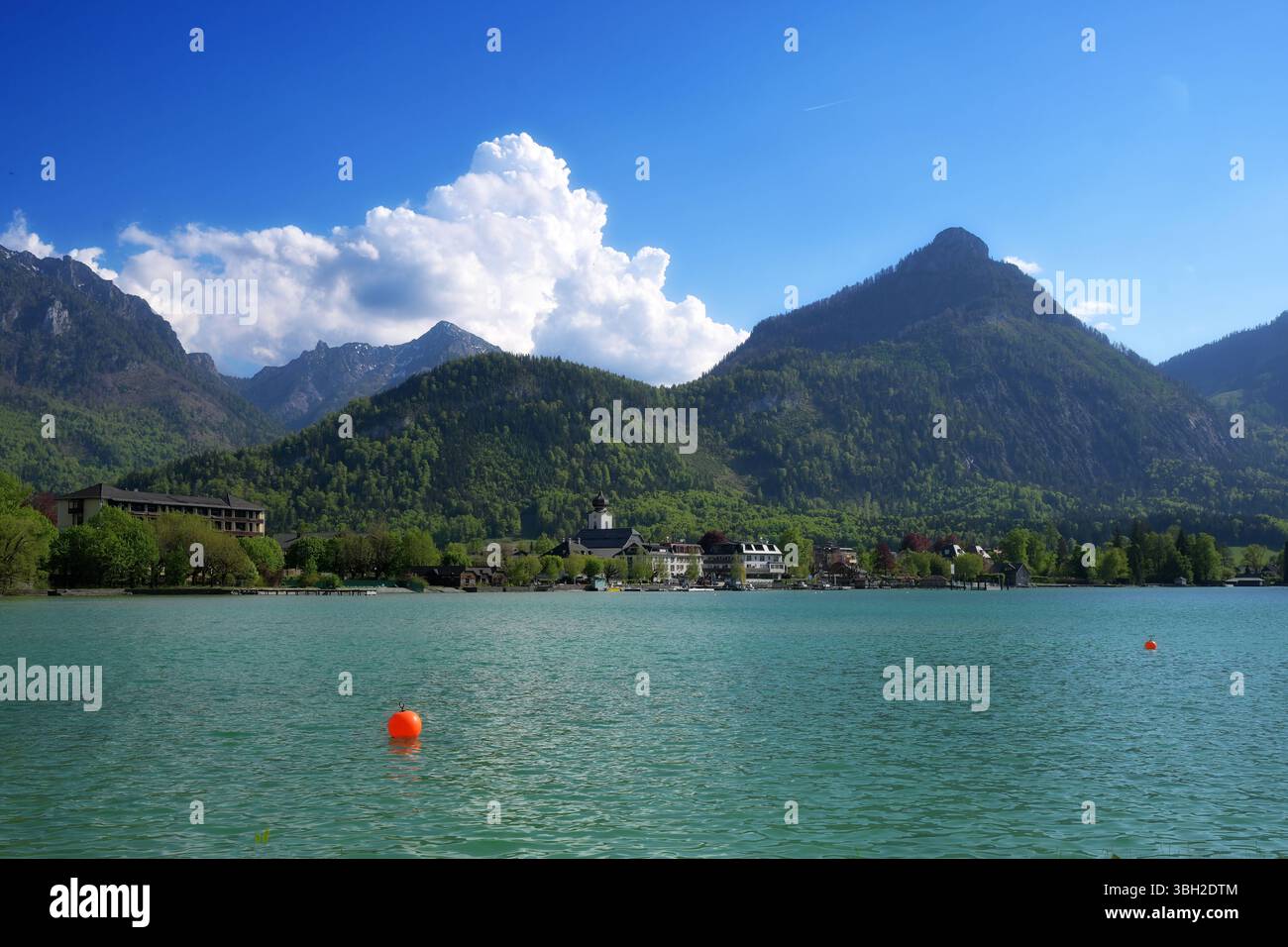Ausflug nach Strobl am Wolfgangsee, fotografiert am 29.04.25. DAS Bild zeigt einen Blick vom Bürglstein-Panoramarundweg auf den Ort Strobl mit seinen dahinter liegenden Bergen 2025 - Ausflug nach Strobl am Wolfgangsee, AM 29.04.25 *** excursion à Strobl am Wolfgangsee, photographiée le 29 04 25 la photo montre une vue depuis le sentier circulaire panoramique de Bürglstein vers le village de Strobl avec ses montagnes derrière 2025 excursion à Strobl am Wolfgangsee, le 29 04 25 Banque D'Images