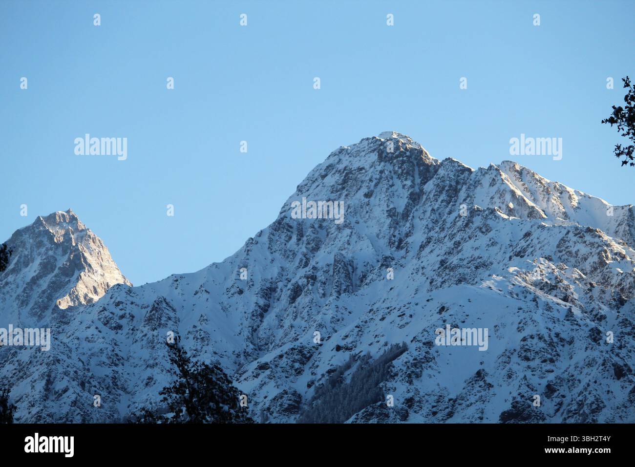 Sommet de l'Himalaya recouvert de neige ressemblant à un dos d'éléphant, illuminé par une lumière douce. Sommet lointain, élevé et dramatique, idéal pour le voyage et l'aventure Banque D'Images