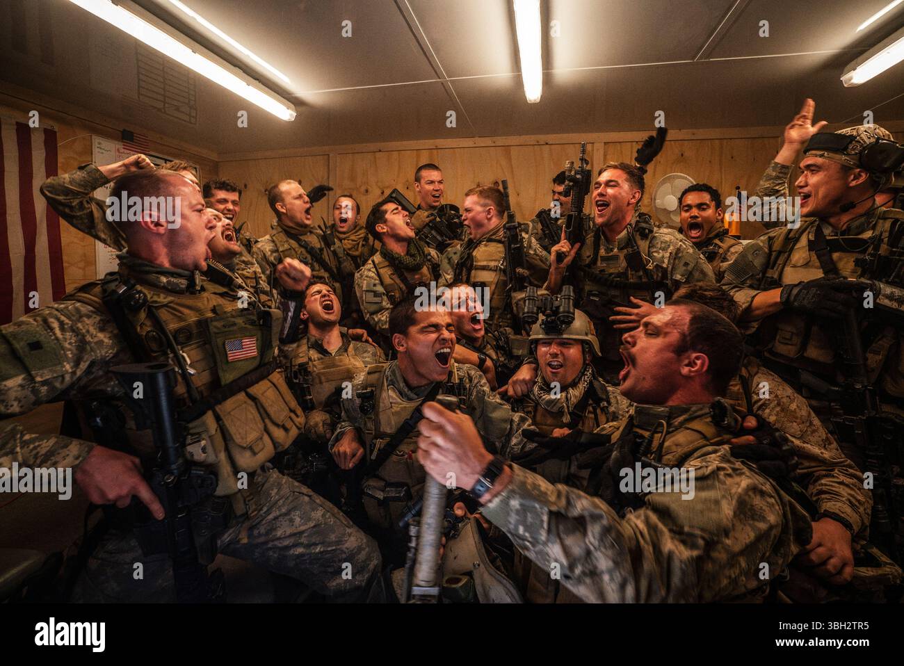 Warfare (2025) réalisé par Ray Mendoza et Alex Garland avec D'Pharaoh Woon-A-Tai, Cosmo Jarvis et Will Poulter. Basé sur les expériences réelles de Mendoza en tant que SEAL de l’US Navy, le film plonge les spectateurs dans le chaos d’une mission de 2006 à Ramadi, en Irak, alors qu’un peloton de SEAL fait face à une nuit douloureuse de violence, de camaraderie et de perte. Publicité toujours À USAGE ÉDITORIAL EXCLUSIF. Crédit : BFA / A24 Banque D'Images