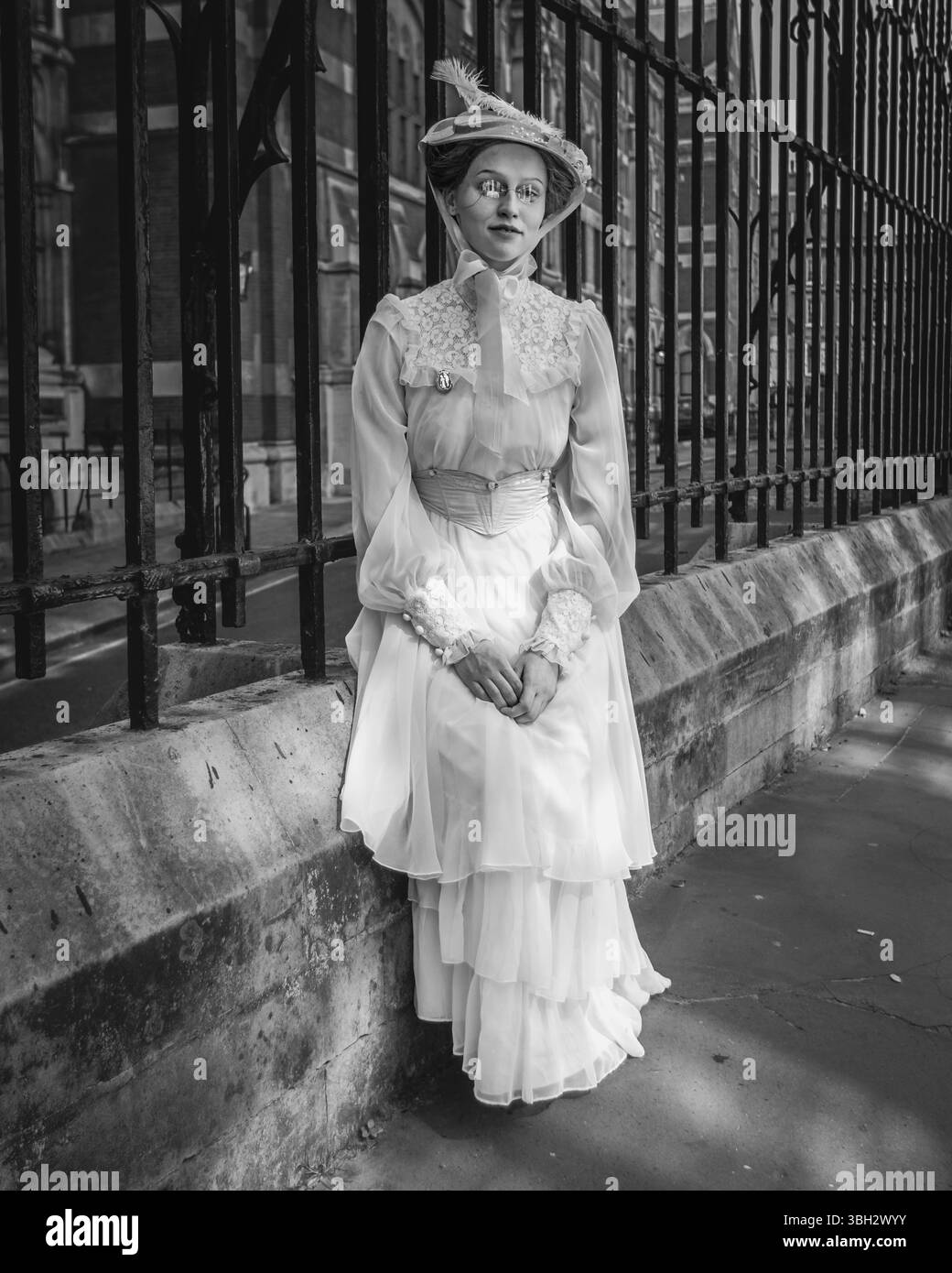 Image en noir et blanc d'une suffragette au Grand Flaneur Walk 2025 à Londres Banque D'Images
