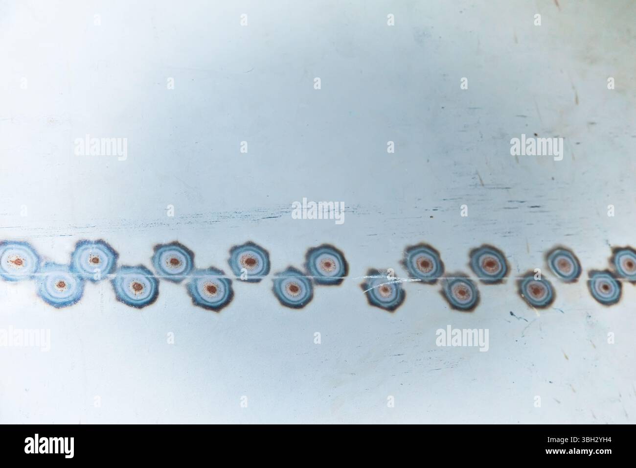 Gros plan des marques de soudure de contact sur une feuille de métal. Banque D'Images