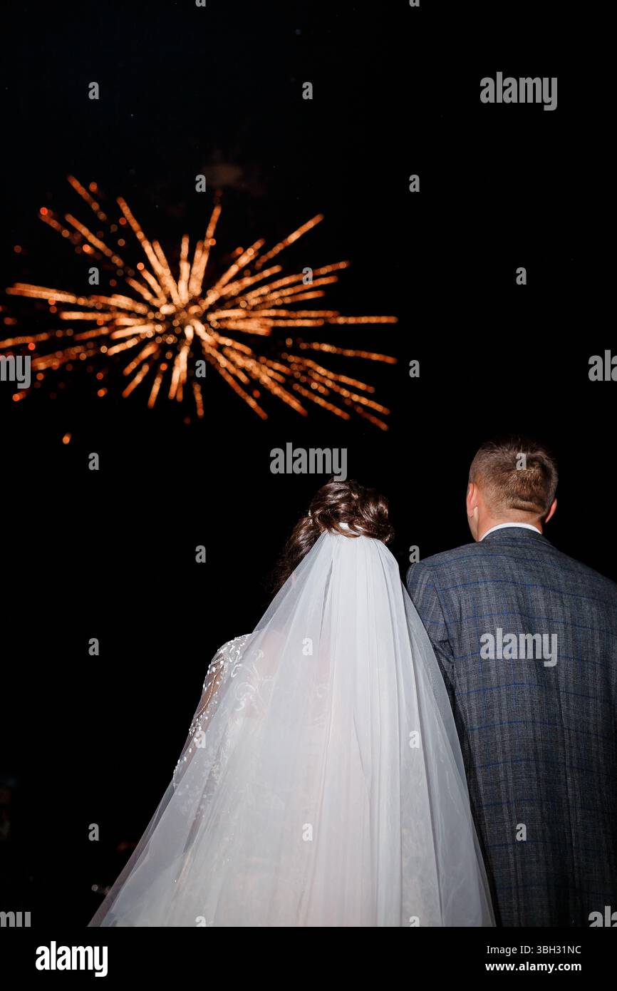 Célébration de mariage romantique sous le feu d'artifice étoilé. Banque D'Images