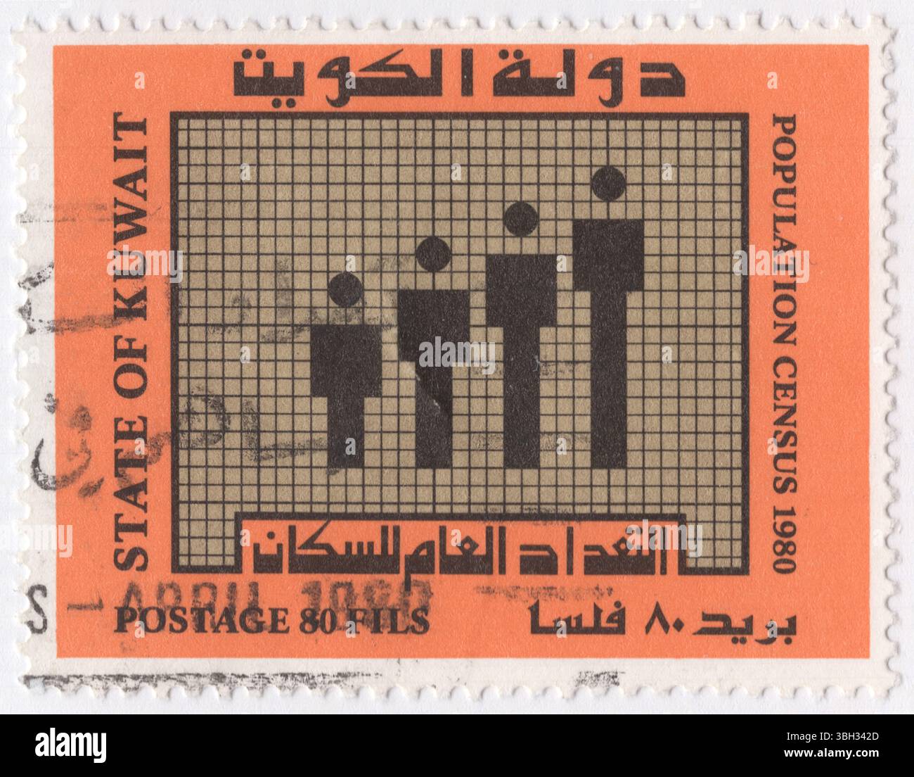 KOWEÏT - 1980 mars 18 : timbre-poste orange et noir de 80 fils représentant des figures stylisées de personnes dans une infographie de propagande du recensement de 1980. Un recensement est la procédure consistant à acquérir, enregistrer et calculer systématiquement des informations démographiques sur les membres d'une population donnée, généralement affichées sous forme de statistiques. Ce terme est principalement utilisé en relation avec les recensements nationaux de la population et des logements ; les autres recensements courants comprennent les recensements de l'agriculture, de la culture traditionnelle, du commerce, des approvisionnements et de la circulation Banque D'Images
