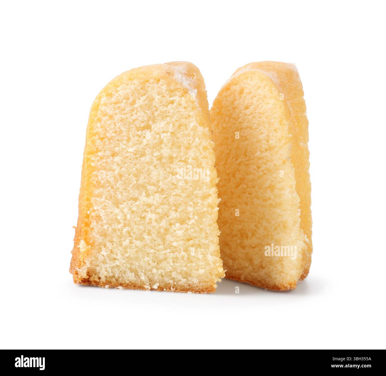 Morceaux de savoureux gâteau bundt isolé sur blanc Banque D'Images