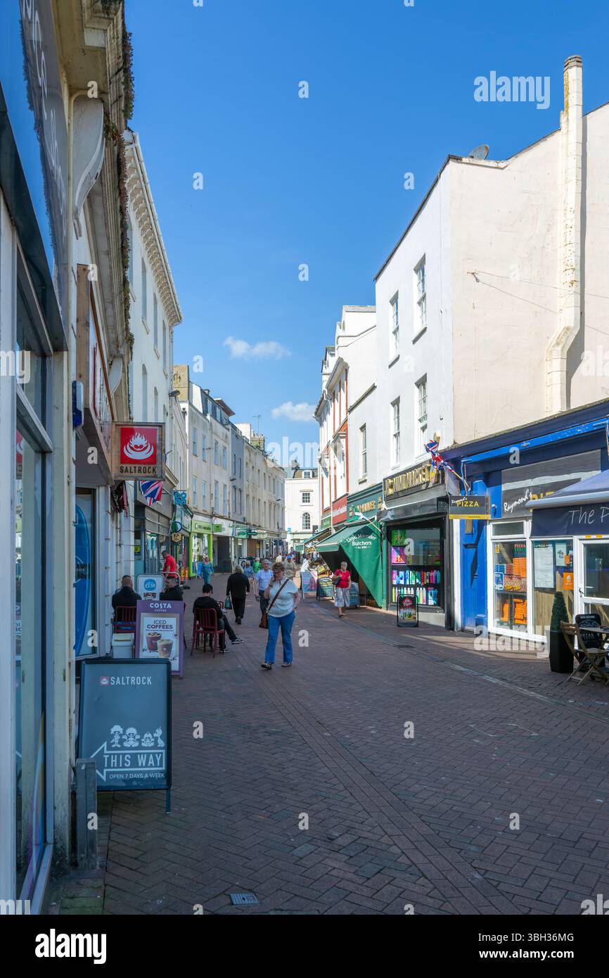 Rue commerçante piétonne dans le centre-ville, Bank Street, Teignmouth, sud du Devon, Angleterre, ROYAUME-UNI Banque D'Images