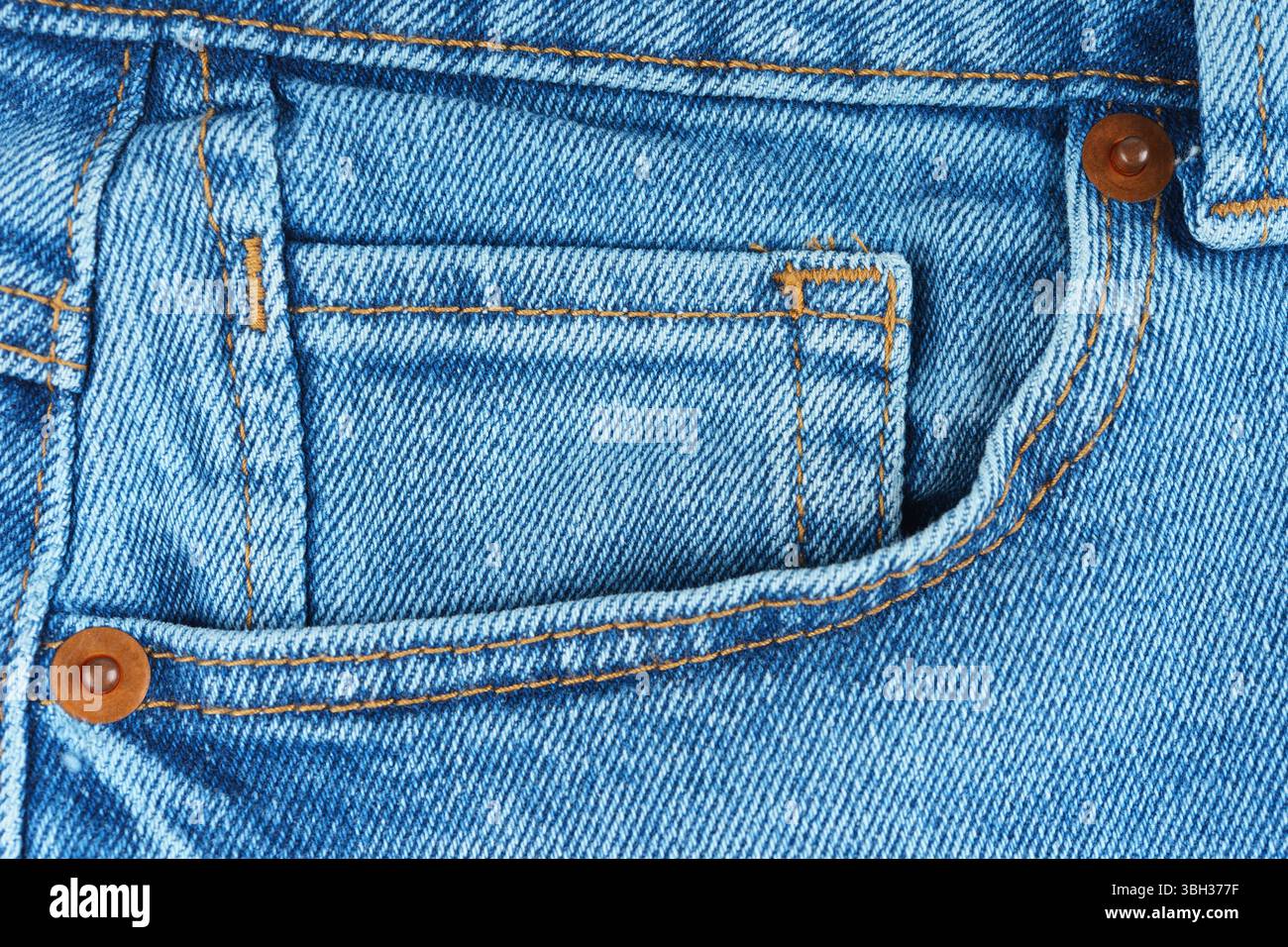 Poche avant, petite poche et rivets en métal de pantalon Jean bleu gros plan, macro. Fond d'écran, arrière-plan. Concept de mode, entreprise, shopping, vente, cas Banque D'Images