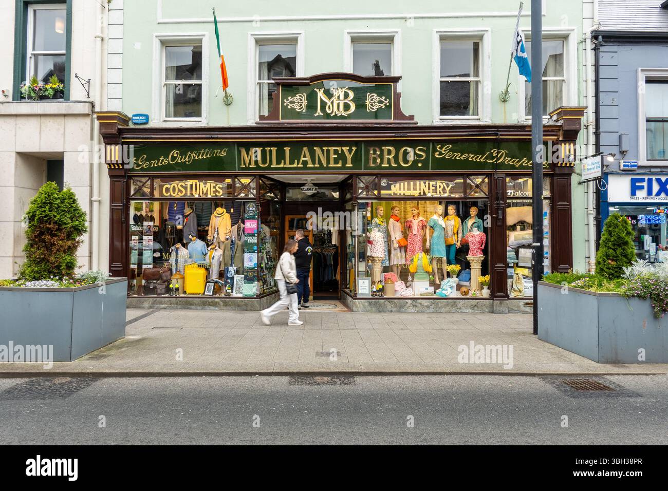 Mullaney Bros magasin de vêtements pour hommes Centre ville magasins et restaurants à Sligo, comté de Sligo, Province du Connacht Irlande, photo stock Banque D'Images