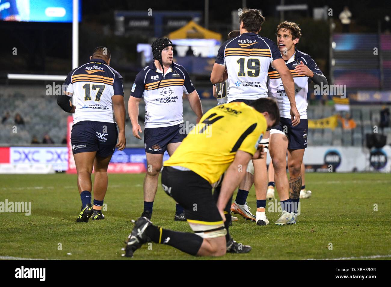 Canberra, Australie. 07 juin 2025. Les joueurs de Brumbies réagissent après avoir remporté le match de quart de finale du Super Rugby Pacific entre les Brumbies ACT et les Hurricanes de Wellington au GIO Stadium de Canberra, le 7 juin 2025. (AAP image/Lukas COCH) PAS D'ARCHIVAGE, USAGE ÉDITORIAL UNIQUEMENT crédit : Australian Associated Press/Alamy Live News Banque D'Images