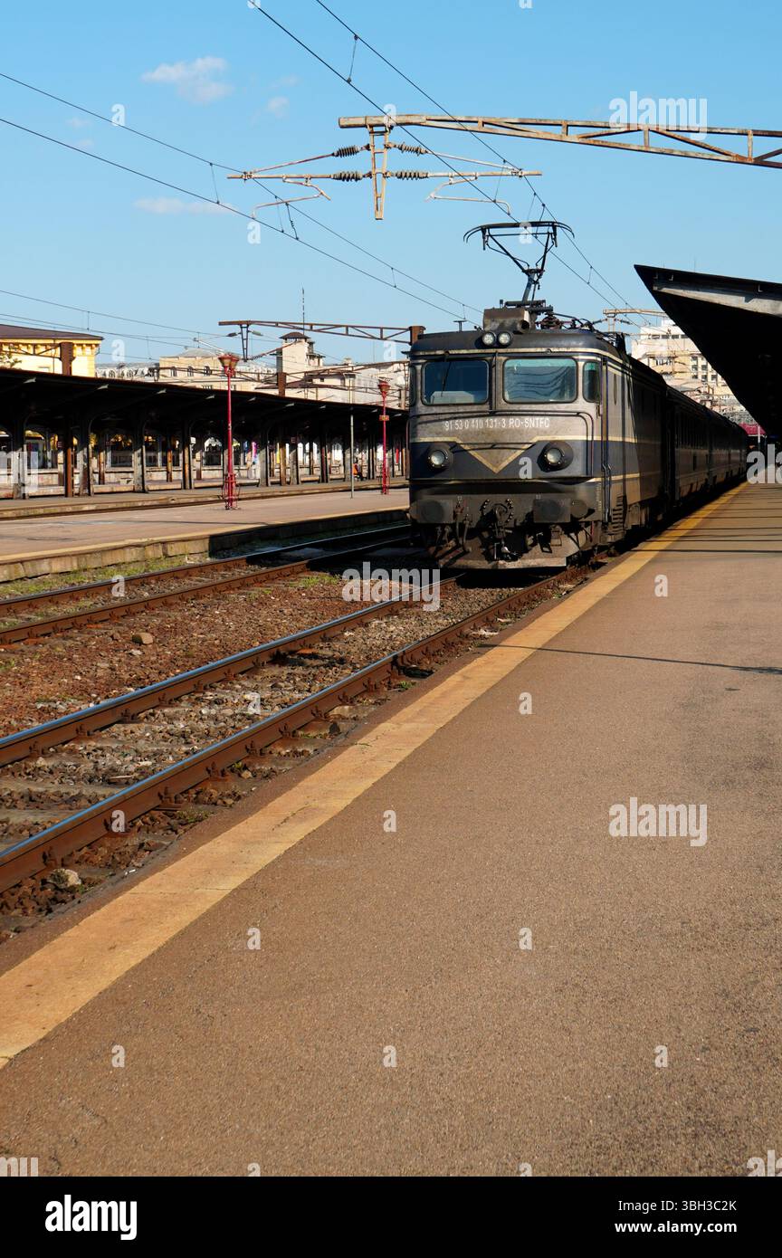 Vue de face de l'ancienne locomotive électrique du train de passagers dans la gare du Nord à Bucarest Banque D'Images
