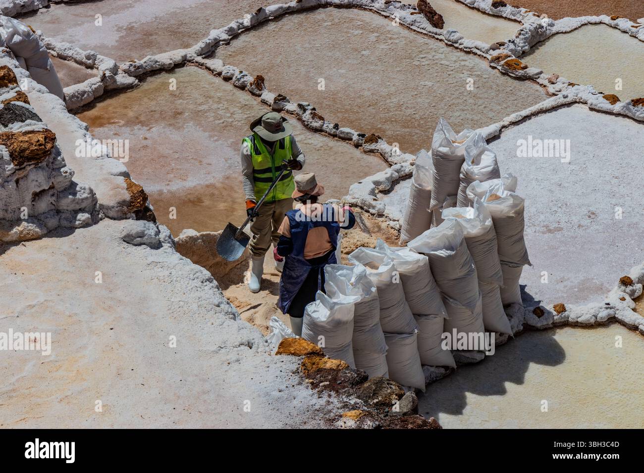 MARAS, PÉROU - 8 NOVEMBRE 2022 : les populations locales travaillent dans les mines de sel de Maras dans la Vallée sacrée des Incas, Pérou Banque D'Images