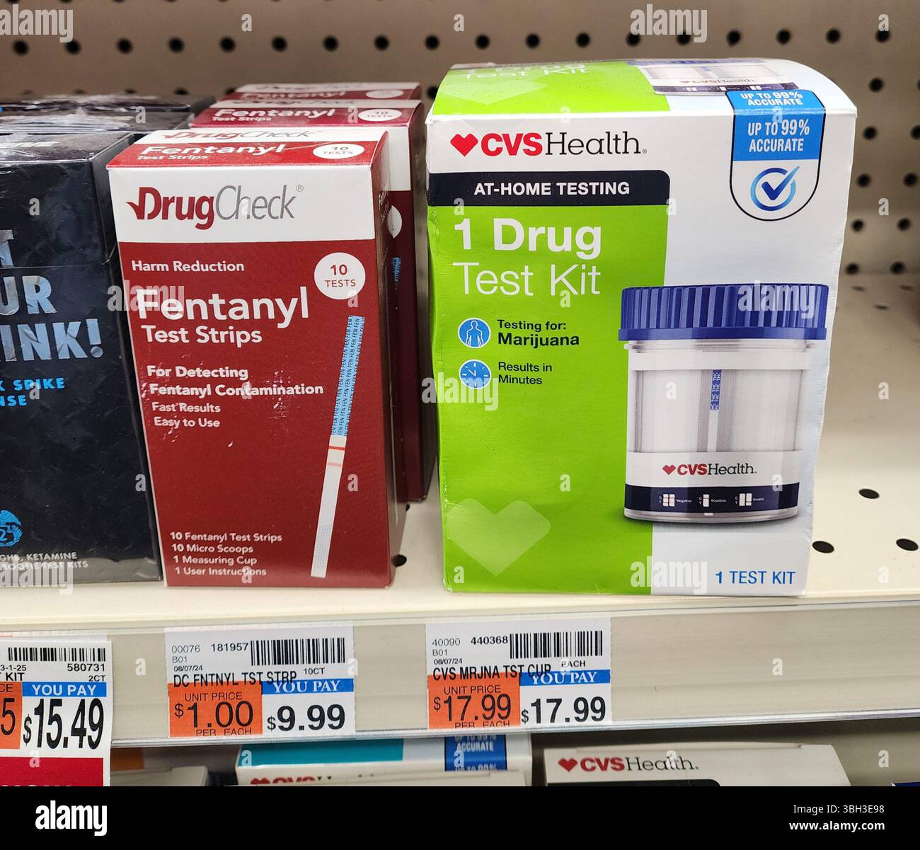 Kits de test de drogue disponibles, en vente libre, à la pharmacie (chimistes) dans l'État de New York, États-Unis fentanyl, marijuana Banque D'Images