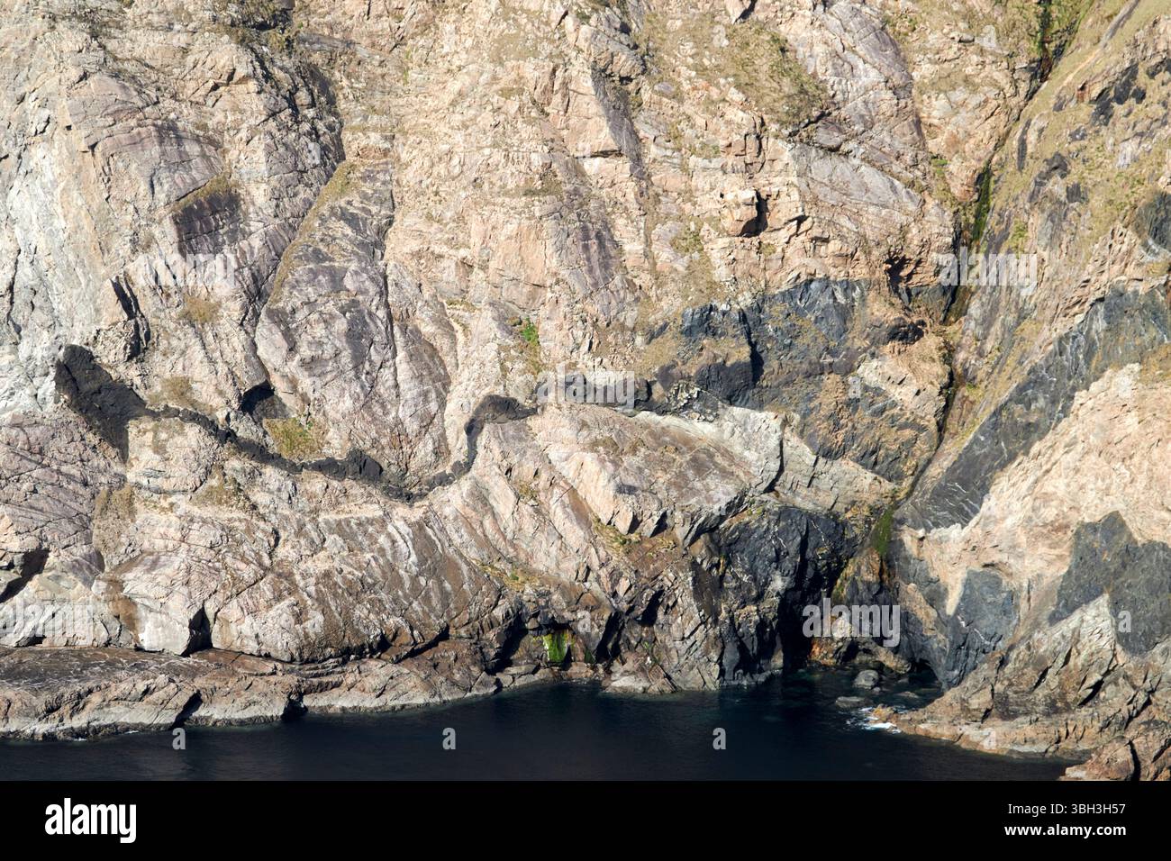 strates et formations rocheuses dans les falaises à un bhinn bhui benwee head comté mayo république d'irlande Banque D'Images