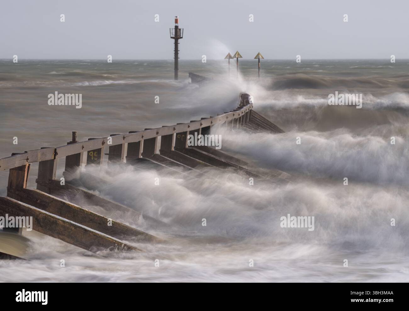 Mer agitée à Littlehampton West Beach Wooden Groyne Banque D'Images