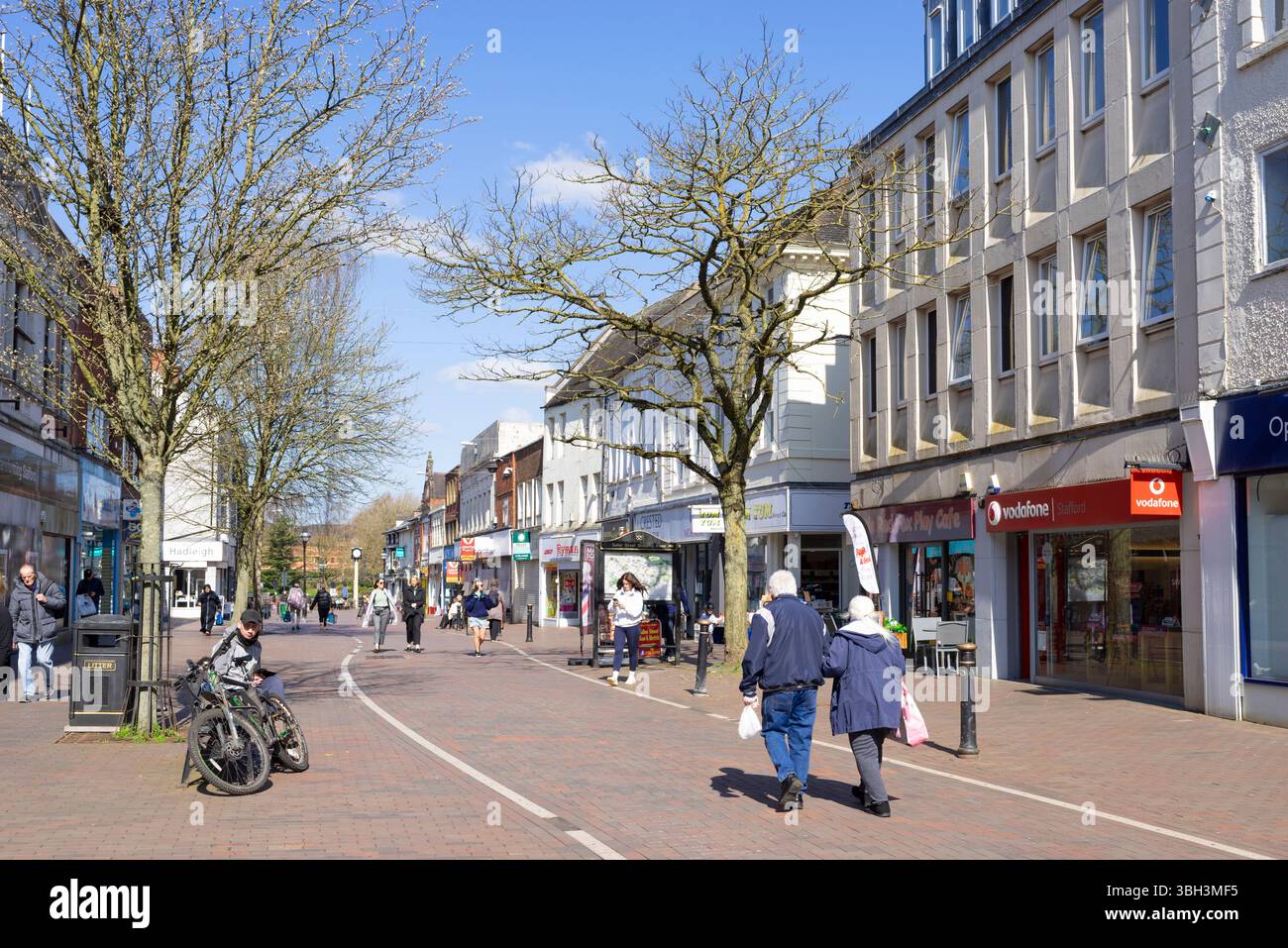 Stafford centre-ville gens shopping sur Goalgate Street Stafford Staffordshire Angleterre UK GB Europe Banque D'Images