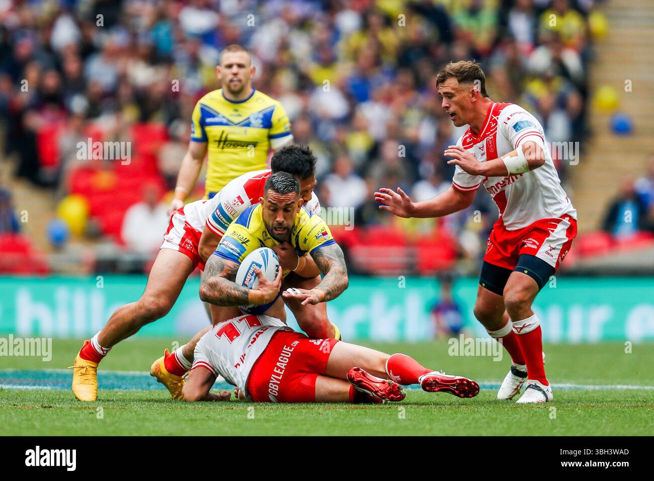 Paul Vaughan de Warrington Wolves est attaqué lors de la finale de la Betfred Challenge Cup Warrington Wolves vs Hull KR au stade de Wembley, Londres, Royaume-Uni, le 7 juin 2025 (photo par Izzy Poles/News images) Banque D'Images
