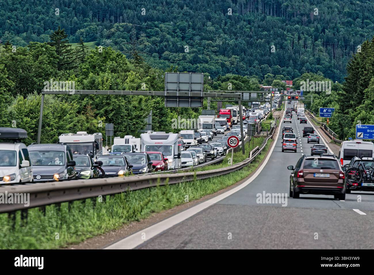 Volle Autobahn. Eine lange Blechlawine staut sich bereits am Vormittag auf der Autobahn A8 München Salzburg in Richtung Süden. Piding Bayern Deutschland *** autoroute complète Une longue avalanche de voitures est déjà bloquée le matin sur l'autoroute A8 Munich Salzbourg en direction du sud Piding Bavière Allemagne Copyright : xRolfxPossx Banque D'Images