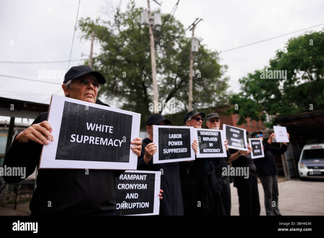 BLOOMINGTON, Indiana — 6 juin 2025 : les membres du mouvement de 50501 défilent silencieusement dans le centre-ville de Bloomington lors de la première promenade du Friday Gallery, vêtus de noir et portant des pancartes appelant les éléments qu'ils associent au fascisme, y compris la suprématie blanche, l'autoritarisme et la suppression des droits du travail le 6 juin 2025 à Bloomington, Indiana. La manifestation a suivi un itinéraire à travers les arts et les monuments culturels pour sensibiliser à l’érosion des normes démocratiques pendant la deuxième présidence Trump. (Photos de Jeremy Hogan/The Bloomingtonian) Banque D'Images