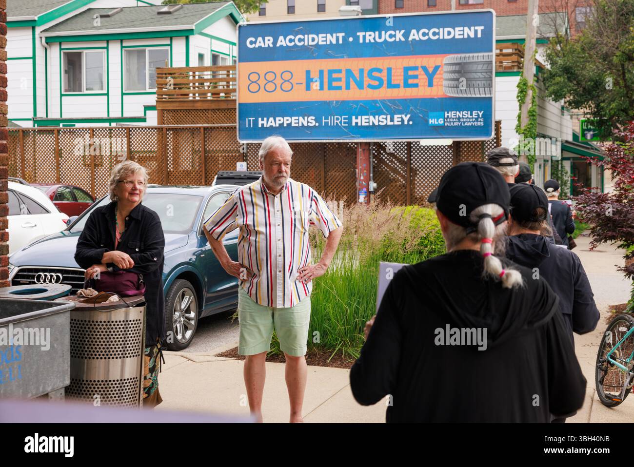 BLOOMINGTON, Indiana — 6 juin 2025 : les membres du mouvement de 50501 défilent silencieusement dans le centre-ville de Bloomington lors de la première promenade du Friday Gallery, vêtus de noir et portant des pancartes appelant les éléments qu'ils associent au fascisme, y compris la suprématie blanche, l'autoritarisme et la suppression des droits du travail le 6 juin 2025 à Bloomington, Indiana. La manifestation a suivi un itinéraire à travers les arts et les monuments culturels pour sensibiliser à l’érosion des normes démocratiques pendant la deuxième présidence Trump. (Photos de Jeremy Hogan/The Bloomingtonian) Banque D'Images