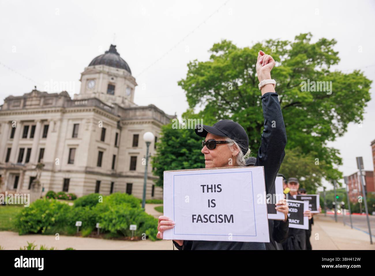 BLOOMINGTON, Indiana — 6 juin 2025 : les membres du mouvement de 50501 défilent silencieusement dans le centre-ville de Bloomington lors de la première promenade du Friday Gallery, vêtus de noir et portant des pancartes appelant les éléments qu'ils associent au fascisme, y compris la suprématie blanche, l'autoritarisme et la suppression des droits du travail le 6 juin 2025 à Bloomington, Indiana. La manifestation a suivi un itinéraire à travers les arts et les monuments culturels pour sensibiliser à l’érosion des normes démocratiques pendant la deuxième présidence Trump. (Photos de Jeremy Hogan/The Bloomingtonian) Banque D'Images