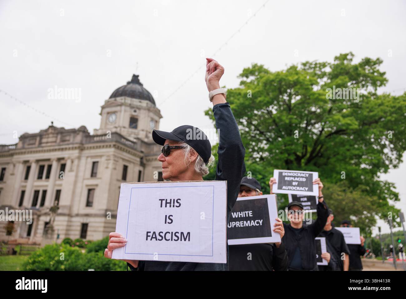 BLOOMINGTON, Indiana — 6 juin 2025 : les membres du mouvement de 50501 défilent silencieusement dans le centre-ville de Bloomington lors de la première promenade du Friday Gallery, vêtus de noir et portant des pancartes appelant les éléments qu'ils associent au fascisme, y compris la suprématie blanche, l'autoritarisme et la suppression des droits du travail le 6 juin 2025 à Bloomington, Indiana. La manifestation a suivi un itinéraire à travers les arts et les monuments culturels pour sensibiliser à l’érosion des normes démocratiques pendant la deuxième présidence Trump. (Photos de Jeremy Hogan/The Bloomingtonian) Banque D'Images